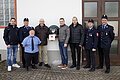 Vertreter der Feuerwehr Amerbach mit den Sponsoren vor dem neuen Defibrillator am Feuerwehrhaus. Personen im Bild von links nach rechts: Rainer Fackler, Michael Hönle, Sebastian Holzner, Konrad Mayer, Klaus Hönle, Josef Fackler, Michael Schneid, Daniel Trollmann