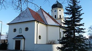 Katholische Filialkirche St. Alba mit Schneedach